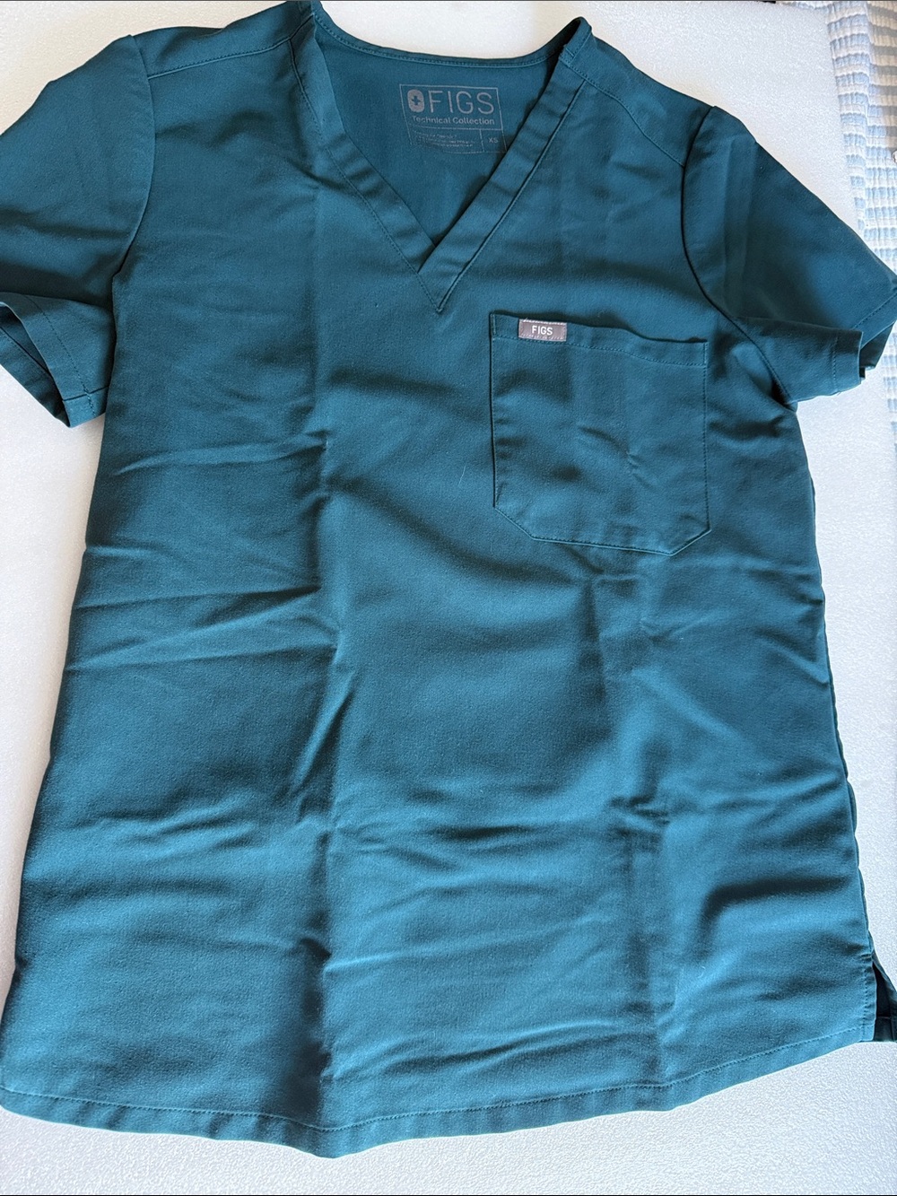 FIGS Men's V-Neck Scrub Top in Teal Green